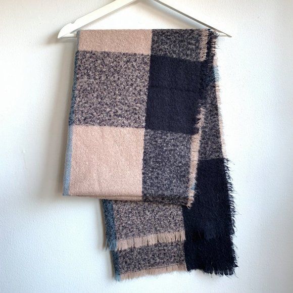 BCBGeneration womens wide Plaid scarf EUC - Picture 3 of 6